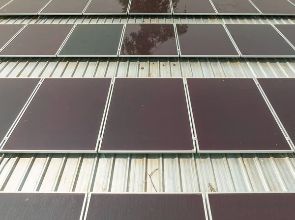 屋根の上に薄膜太陽電池又はアモルファスシリコン太陽電池 — ストック写真