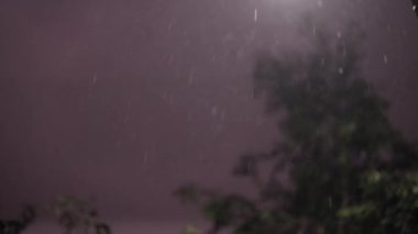 Gece vakti düşen yağmur damlaları ve şimşekler.