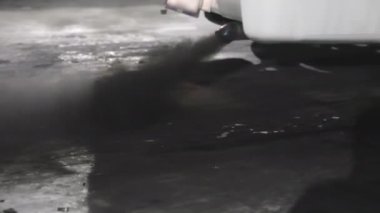 Şehirdeki hava kirliliği krizi yoldaki dizel araç egzoz borusu yüzünden. Yavaş çekim.