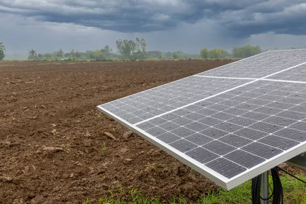 Fotowoltaiczne Panele Energii Słonecznej Farmie Deszczowe Pory Roku Krople Wody — Zdjęcie stockowe