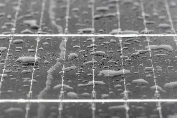 雨季光伏太阳能电池板 蜂窝玻璃上的水滴 — 图库照片