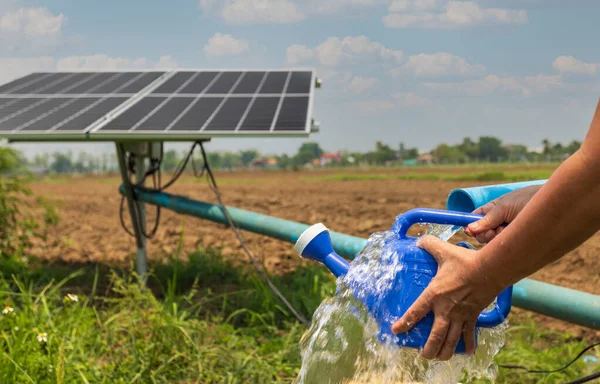 農場の水ポンプと太陽電池パネル — ストック写真