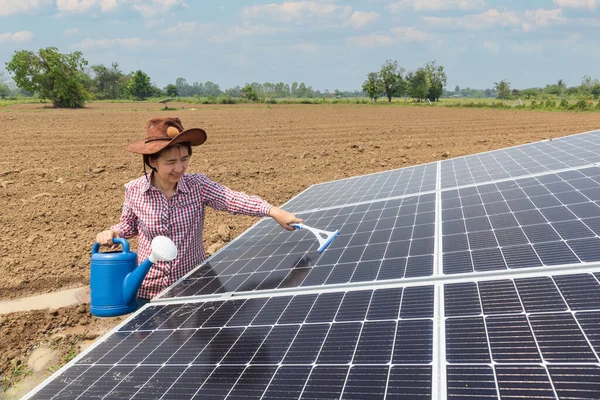 Female Farmer Cleaning Solar Panels Farm — Stock Photo, Image