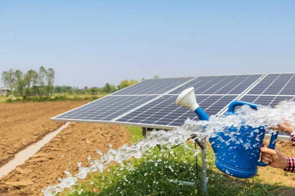 农场水泵和太阳能电池板 — 图库照片