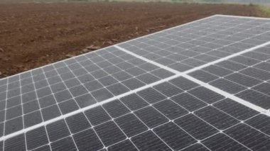 Tarım alanında su pompası ve çiftçi için güneş paneli