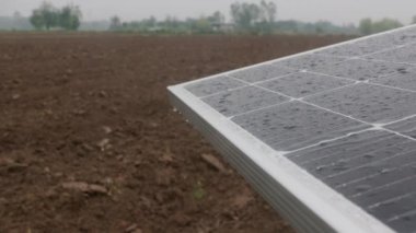 Yağmurlu mevsimlerde çiftlikteki fotovoltaik güneş enerjisi panelleri. Hücre camında yağmur damlaları