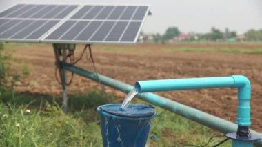 Tarım alanında su pompası için güneş paneli