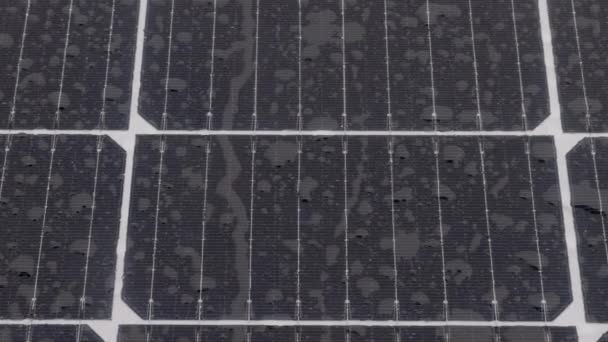 Fotowoltaiczne Panele Energii Słonecznej Deszczowe Pory Roku Krople Wody Szkle — Wideo stockowe