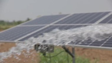 Tarım alanında su pompası için güneş paneli