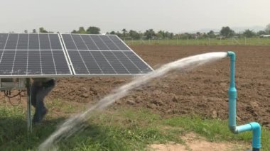 Tarım alanında su pompası için güneş paneli