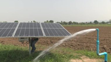 Tarım alanında su pompası için güneş paneli