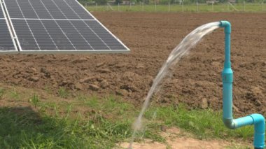 Tarım alanında su pompası için güneş paneli