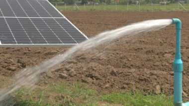 Tarım alanında su pompası için güneş paneli