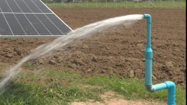 Tarım alanında su pompası için güneş paneli