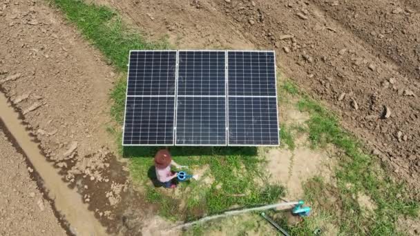 Çiftlikteki Güneş Panellerini Temizleyen Kadın Çiftçi — Stok video