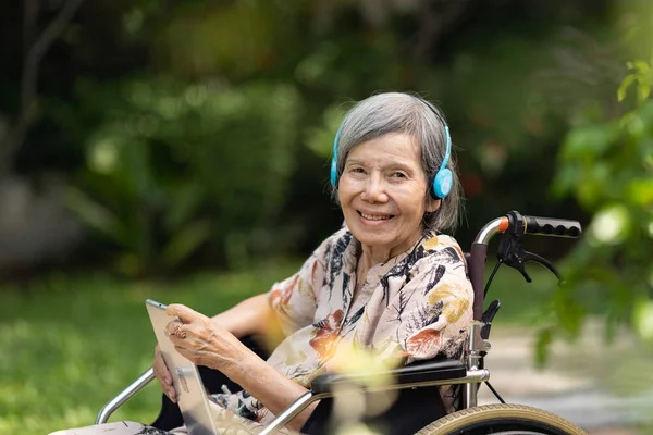 Hudební Terapie Při Léčbě Demence Starších Žen — Stock fotografie