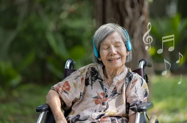 Muziektherapie Bij Dementiebehandeling Bij Oudere Vrouwen Rechtenvrije Stockfoto's