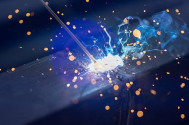 İnşaat alanında çelik boru kaynaklama işçisi.