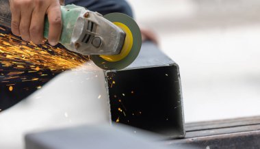 Takımyıldız bölgesinde çeliği kesen öğütücü makine kullanırken inşaat işçisinin korunmasında güvensizlik