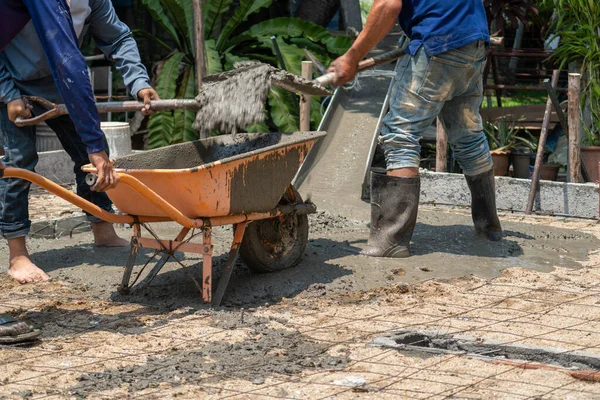 Unsafe Construction Myanmar Migrant Workers While Pouring Concrete Slab Construction — стоковое фото