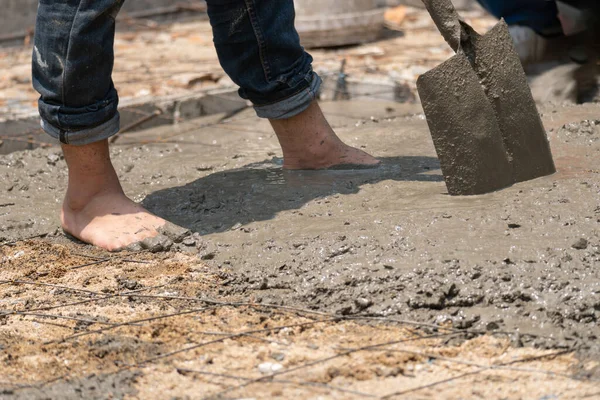 Tayland 'daki inşaat sahasına beton dökerken Myanmar göçmen işçilerinin güvensiz inşaatı.