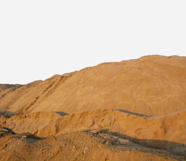 Beyaz arkaplanda inşaat için kum yığını.