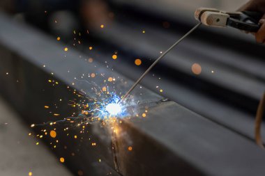 İnşaat alanında çelik boru kaynaklama işçisi