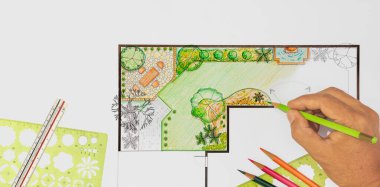 Peyzaj mimarı öğrenci tasarım, bahçe havuzu ve bahçe planı öğreniyor.