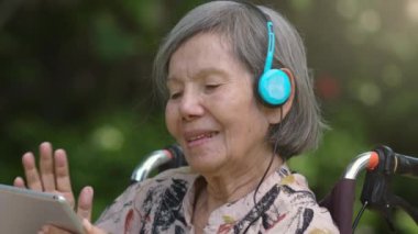 Yaşlı kadınların bunama tedavisinde müzik terapisi.