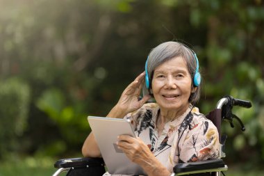 Yaşlı kadınların bunama tedavisinde müzik terapisi.