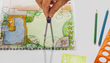 Peyzaj mimarı öğrenci tasarım, bahçe havuzu ve bahçe planı öğreniyor.