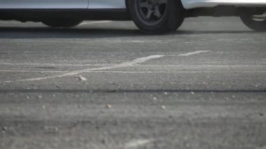 Gymkhana (motor sporu) yarış konisi etrafında pistte tur.