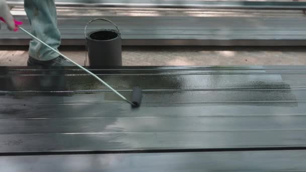Arbeiter Schweißt Stahlrohr Auf Baustelle — Stockvideo