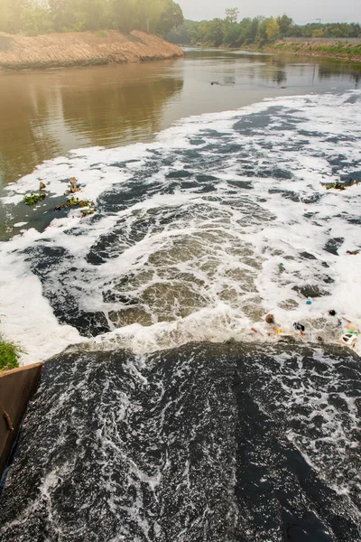 Poluição Água Rio Porque Industrial Não Tratar Água Antes Drenar — Fotografia de Stock