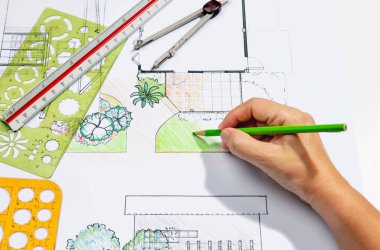 Peyzaj mimarı öğrenci bahçe planı tasarımı öğreniyor.