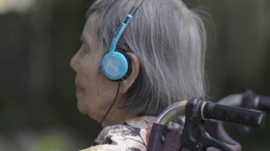 Yaşlı kadınların bunama tedavisinde müzik terapisi.