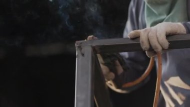 İnşaat alanında çelik balkon korkuluğu kaynakçısı..