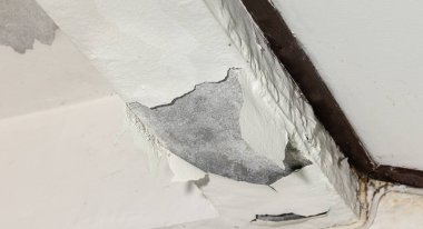 Beton verandadan aşağıdaki odaya su sızıyor..