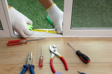 İşçi böcek ekran sürgülü kapıyı tamir ediyor