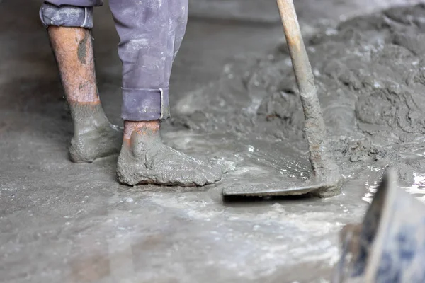 Unsafe Construction Myanmar Migrant Workers While Pouring Concrete Slab Construction — стоковое фото