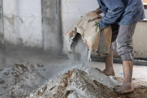 Onveilige Bouw Van Myanmar Migrerende Werknemers Tijdens Het Gieten Van — Stockfoto