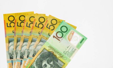 Beyaz arka planda 50 ve 100 Avustralya doları banknotları.