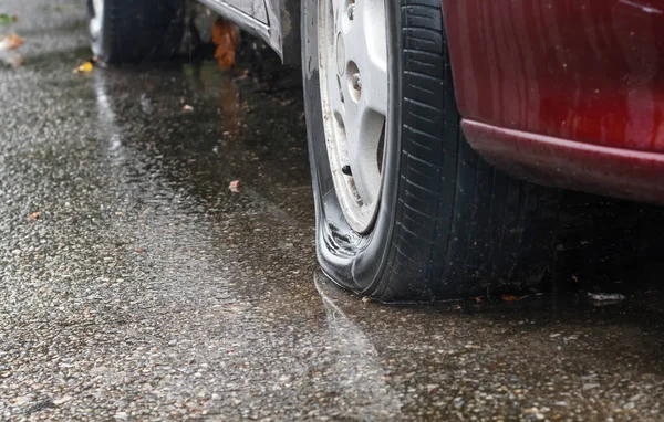 Ploché Pneumatiky Auto Deštivý Den Ulici — Stock fotografie