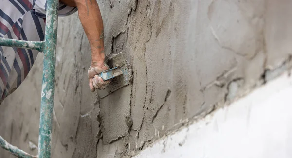Construção Insegura Trabalhadores Migrantes Mianmar Enquanto Rebocando Muro Canteiro Obras — Fotografia de Stock