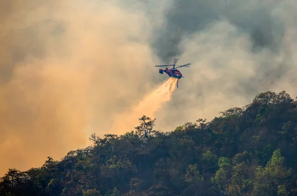 Helicóptero Combate Incêndios Lançando Água Fogo Selvagem — Fotografia de Stock