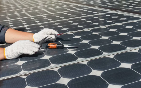 Técnico Comprobación Limpieza Paneles Solares Antiguos —  Fotos de Stock