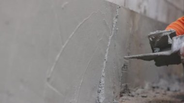 İnşaat işçisi duvar yüzeyini sıva yapıyor..