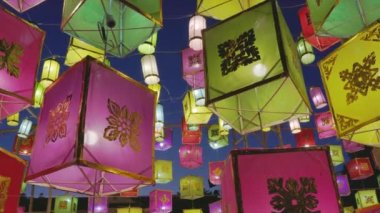 Yee Peng Festivali 'nde kağıt fenerler Tayland' ın başkenti Chiang Mai 'de dekore ediliyor..