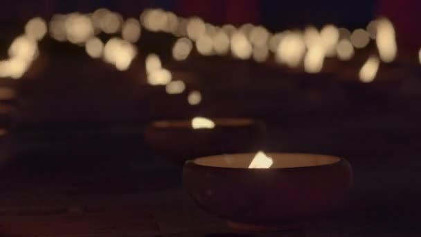 Свечи Религиозной Церемонии Неглубокой Глубиной Резкости — стоковое видео