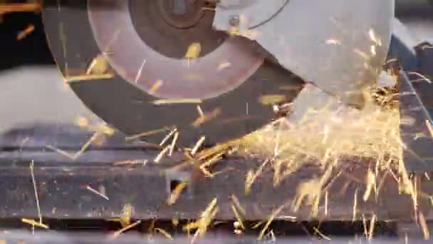 Trabalhador Que Utiliza Lâmina Serra Circular Corte Metal Local Construção — Vídeo de Stock